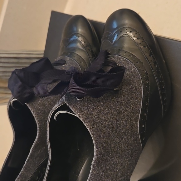 Tahari Black and Grey sz 9 heels. They are style TA-LORI - Picture 5 of 7